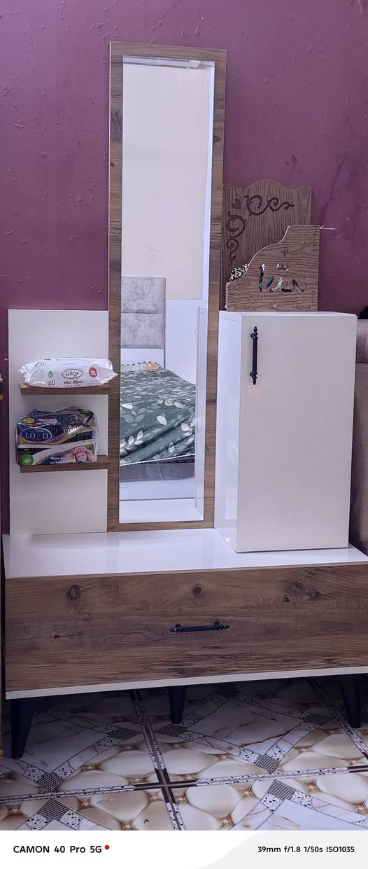 غرفه ٣قطع للبيع السعر 700الف نضيفه للاتصال رقم 0770 395 4566
