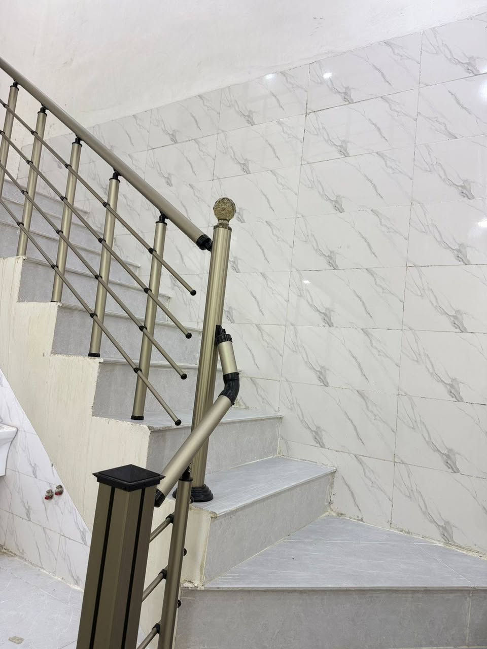 السلام عليكم 
بيت للإيجار – جديد 
مساحة 100 متر 
جاهز من خدمات كامل مكمل من كل نواحي 
يحتوي ع استقبال مطبخ خدمات غرفه نوم وصاله 
الطابق الثاني يحتوي ع سويت وصاله وغرفه نوم
جاهز من كل النواحي 
/ حي دجلة نهاية شارع الصفوة قرب أسواق الياقوت
9647775972539‬‏ تعالو واتساب السعر 750البيت زيرو
