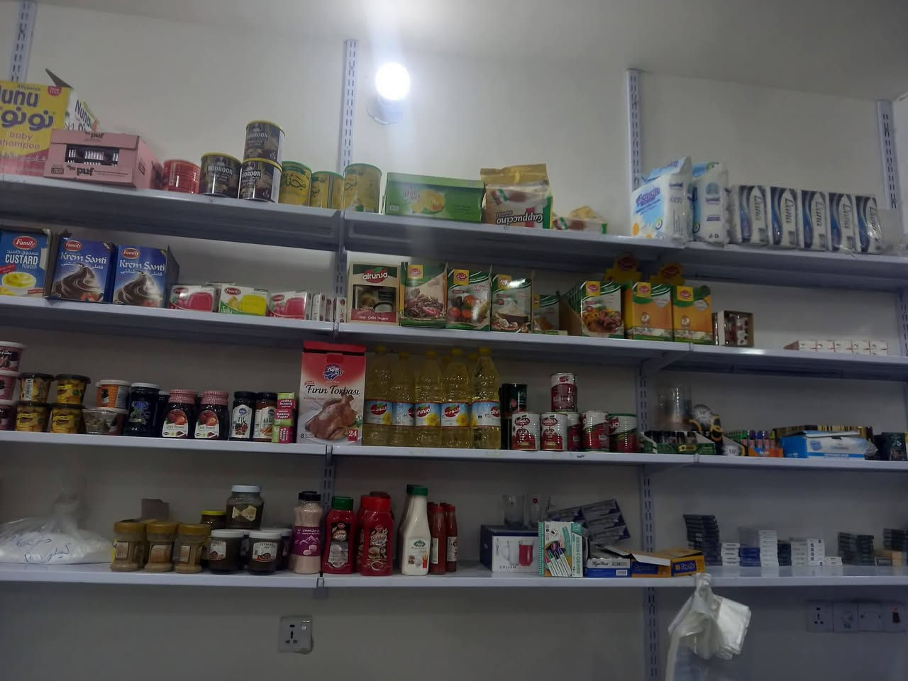 السلام عليكم أسواق للبيع بيها سفينه وعارضات ومجمدات يوكر تركي ورفوف  وهواي اشياء واستخدام اشهر ***********
