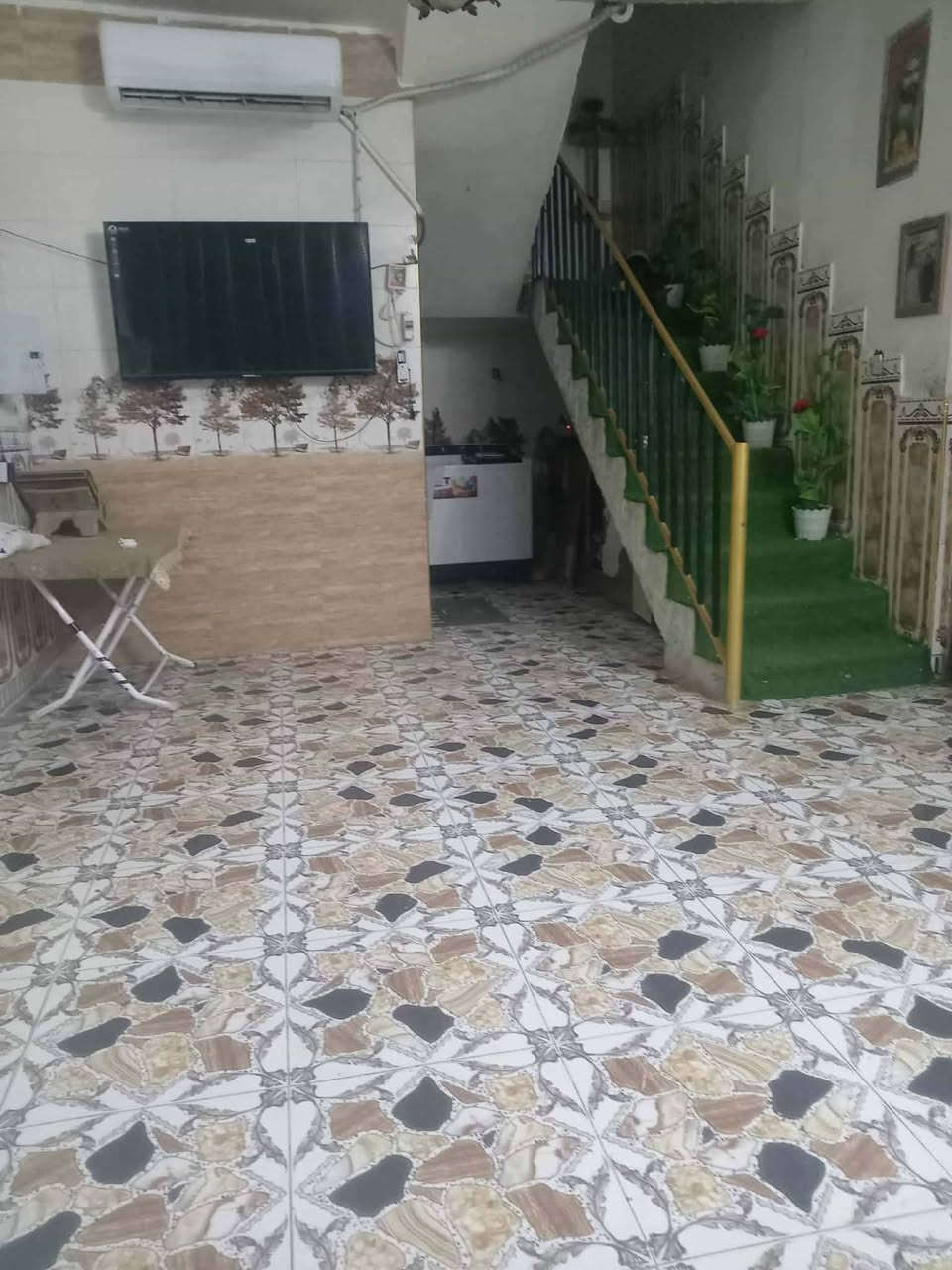 السلام عليكم بيت بلفلاحيه شارع20 يصير بضهره شارع30 موقع مرتب شارع تبليط المساحة واقع حال 240 متر يتكون من غرفتين وهول 10متر ومطبخ وستقبال +محل بناء 2020 السعر 140وبي مجال ***********
