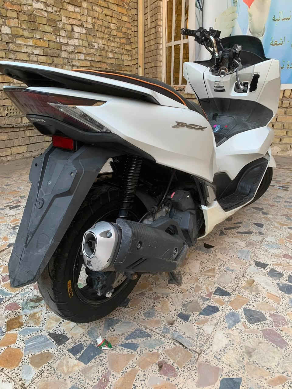 سلام عليكم pcx جيل رابع موديل 2022 وراد كوري 

دراجه نضيفه ومكفوله كفالة عامة مكينه برغي ما مفتوح جيب فيتر وفحص 

فقط كم ملاحظه بكفرات  .

السعر 15 ورقه بيها مجال للشراي 

مكاني بغداد  
***********
