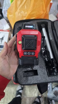 ليزر يستخدمه المهندسين وأهل البناء والديكورات وغيرهم حتى يرسمون خطوط م...