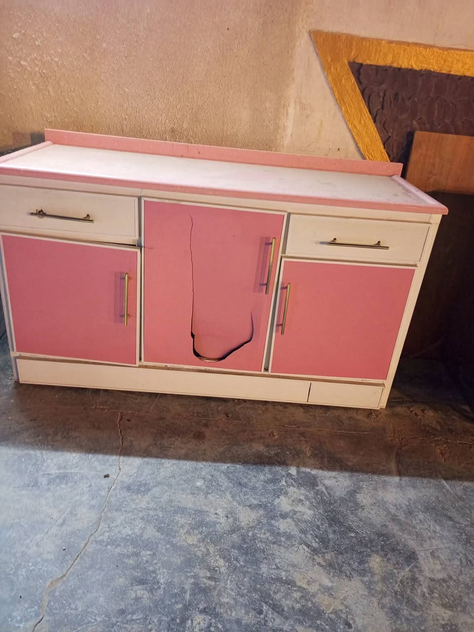 السلام عليكم عندي كاونتر عارضة للبيع بسعر 300
وعندي طباخ مصري شرط شغال ما بي اي خلل رايدة بسعر 150 للبيع مستعجل للتواصل *********** متوفر واتساب فقط
