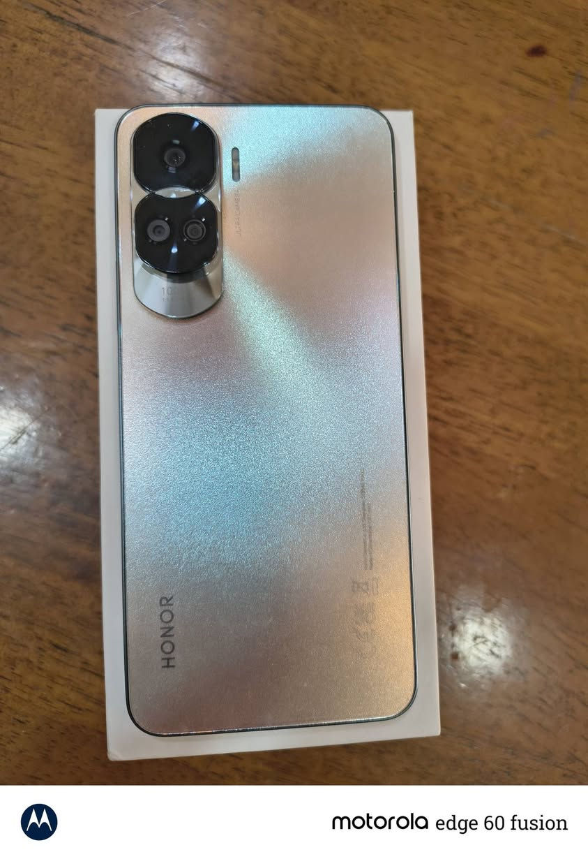 للبيع: Honor 90 Lite (نظافة 95%) اخو الجديد مكفول من كلشي فقط شخوط جدا  بسيطه في الشاصي بسبب حافظه التلفون. 
​⚙️ المواصفات التقنية :
🔴 ​الشاشة: 6.7 إنش بتقنية IPS LCD، وبمعدل تحديث 90Hz لتصفح فائق السلاسة.
🔴 ​الكاميرا الخلفية: ثلاثية، الأساسية بدقة 100 ميجابكسل لالتقاط أدق التفاصيل + عدسة واسعة + عدسة ماكرو.
🔴 ​الكاميرا الأمامية (السيلفي): 16 ميجابكسل لصورة نقية.
🔴 ​المساحة والتخزين: ذاكرة داخلية 256 جيجابايت مع رام 8 جيجابايت (يمكن توسيعها برام افتراضي).
🔴 ​المعالج: MediaTek Dimensity 6020 يدعم شبكات الجيل الخامس 5G.
🔴 ​البطارية: 4500 مللي أمبير تدعم الشحن السريع بقدرة 35 واط (شحن سريع وآمن).
​🌟 حالة الجهاز والملحقات:
​الحالة: ممتازة جداً (أخو الجديد)، خالي من الخدوش أو العيوب، وشغال بكفاءة 100%.
​الملحقات: العلبة الأصلية + شاحن +الحافظة الاصلية  .
​💰 السعر المطلوب: 250.000 الف دينار 
📍 : [بغداد /حي الجهاد ]
​📞 ***********
