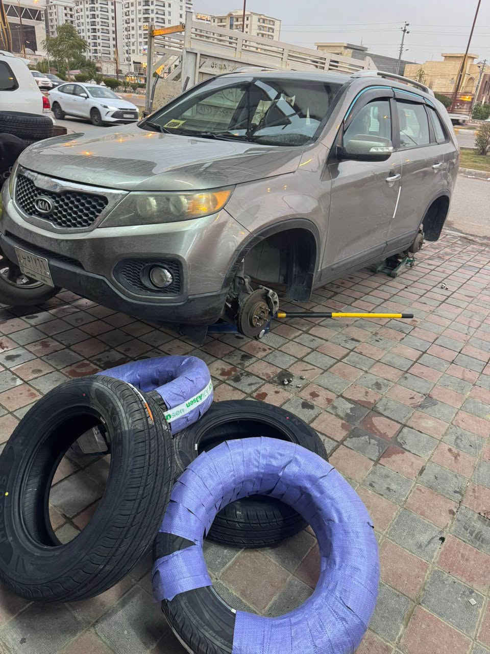 السلام عليكم. *********** للبيع كيا سورنتو موديل 2011 محرك لوك 2400دوش بلادي  تخم تاير صدر امامي خلفي جديد منضومة زنون عالي ناصي عدسات اصليه سبعه راكب كشانه تدفئه تبريد حادثه من امريكا جاملغ الخلفي جهة الصدر وباب الخلفي الي يم جاملغ جارد. وبلعراق صار بيه حادث باب صدر وجاملغ شخط وصابغين صفحه بدون تكمه وبدون دواخل سياره ماشيه 135 بسمي سياره جديده مامتعوبه مال جناي 
*********** بغداد, العراق
