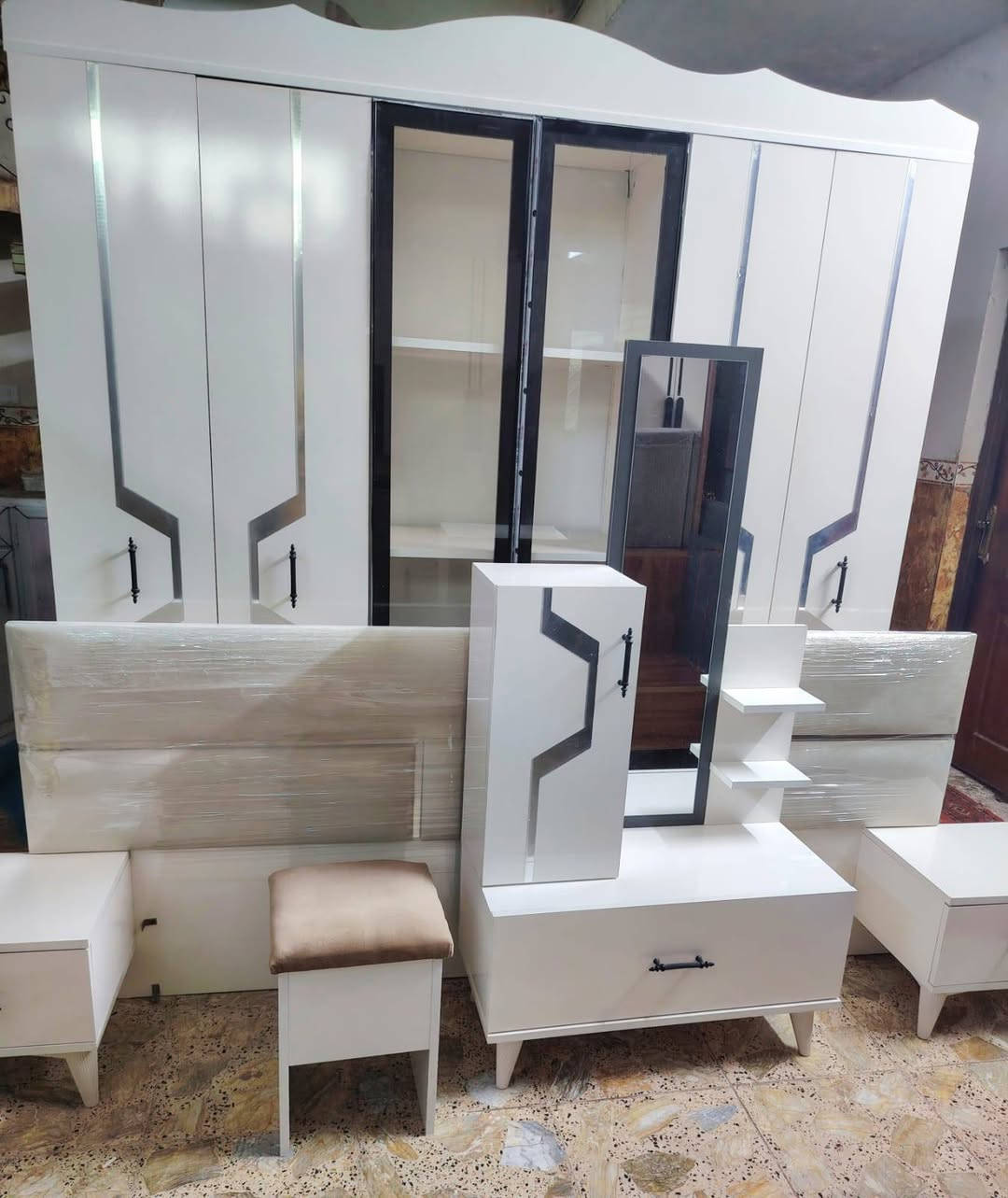 مديل فيروزا نظافه 95% سعرها 600وي الشد والنقل للحجز خاص او واتساب ***********
