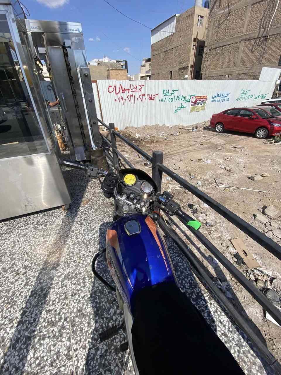 سلام عليكم شبابنة بوكسر 2023 للبيع او مراوس  محركها مجفت جديد مصارلة سبوع بعدها عل سحك محركها يخبل  كاملة نقصها سلف  كاملة كلوبات علي ناصي اشاير  طوافة بانزين شغالة حلوا الدراجة بيها بس ورقتين اجت وياها اكفلك سرقا وكلشي رايدها ٩٠٠ مكاني المنصور *********** بي بس واتساب
