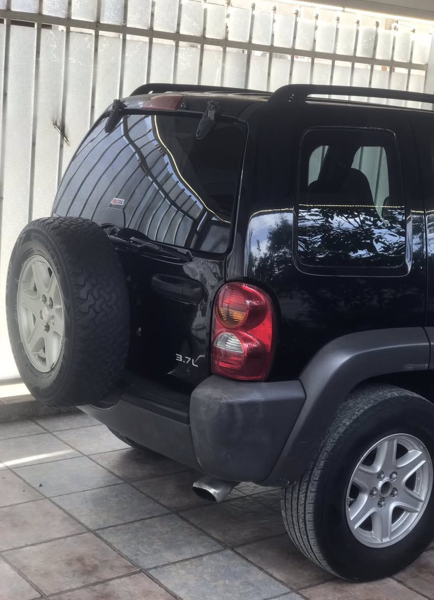 السلام عليكم
أخواني الأعزاء 
للبيع 
جيب ليبيرتي 
موديل 2004
مكينة V6 3.7
ماشيه 250
تبريد تدفئة 💯
تحكم ستيرن جهتين 
مثبت سرعة 
كشن كهرباء 
كهربائيات كلها شغالة ضفيرة بلادية 
محرك كير 💯
دبل اكسل 4x4 شغال بكل وضعياته 
شاشة قلابة فول أندرويد كار بلي 
كاميرا دوارة 
سستم سماعات انڤنتي 
تخم تاير 70%
خمسة ويل نجمة 
لايتات عالي ناصي LED أقوى نوعية 
وارد امريكي كلين تايتل 
سونار مرفق بالصور 
بيها شي بسيط جراد بالقمارة والبنيد على وضعهن 
السيارة بدون صبغ على وضع البلاد 
ملاحظة 
بيها لاستيك درايم شفت جهة السكن 
رقم سليمانية الإنكليزي نافذ لل2030
هزة جديدة 
بإسم شخص عربي 
تحويل او وكالة 
السعر 77 ورقة مجال جدًا بسيط 
للإتصال ‭٠٧٧١ ٢٤١ ٣٢١١‬
