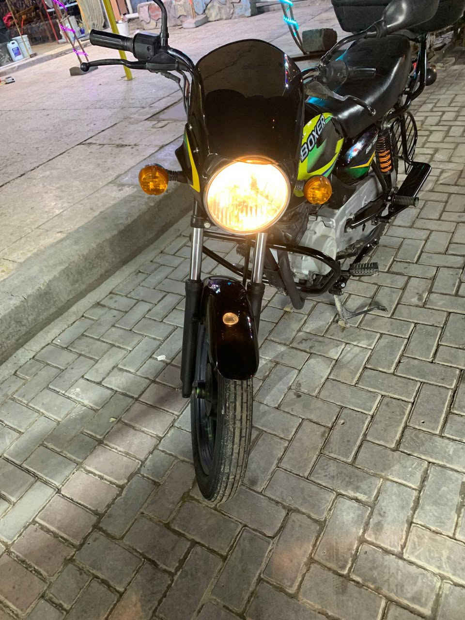 سلام عليكم بوكسر للبيع استخدام شخصي اوراق اصولي مكفوله كفاله عامه من كلشي علمن ما مشتغله دلفري مكاني الدوره ابو دشير سعرها 17000بيها مجال حك الجيه ‏‪***********‬‏الدراجه مديل 2022بنهايتها علا 2023
