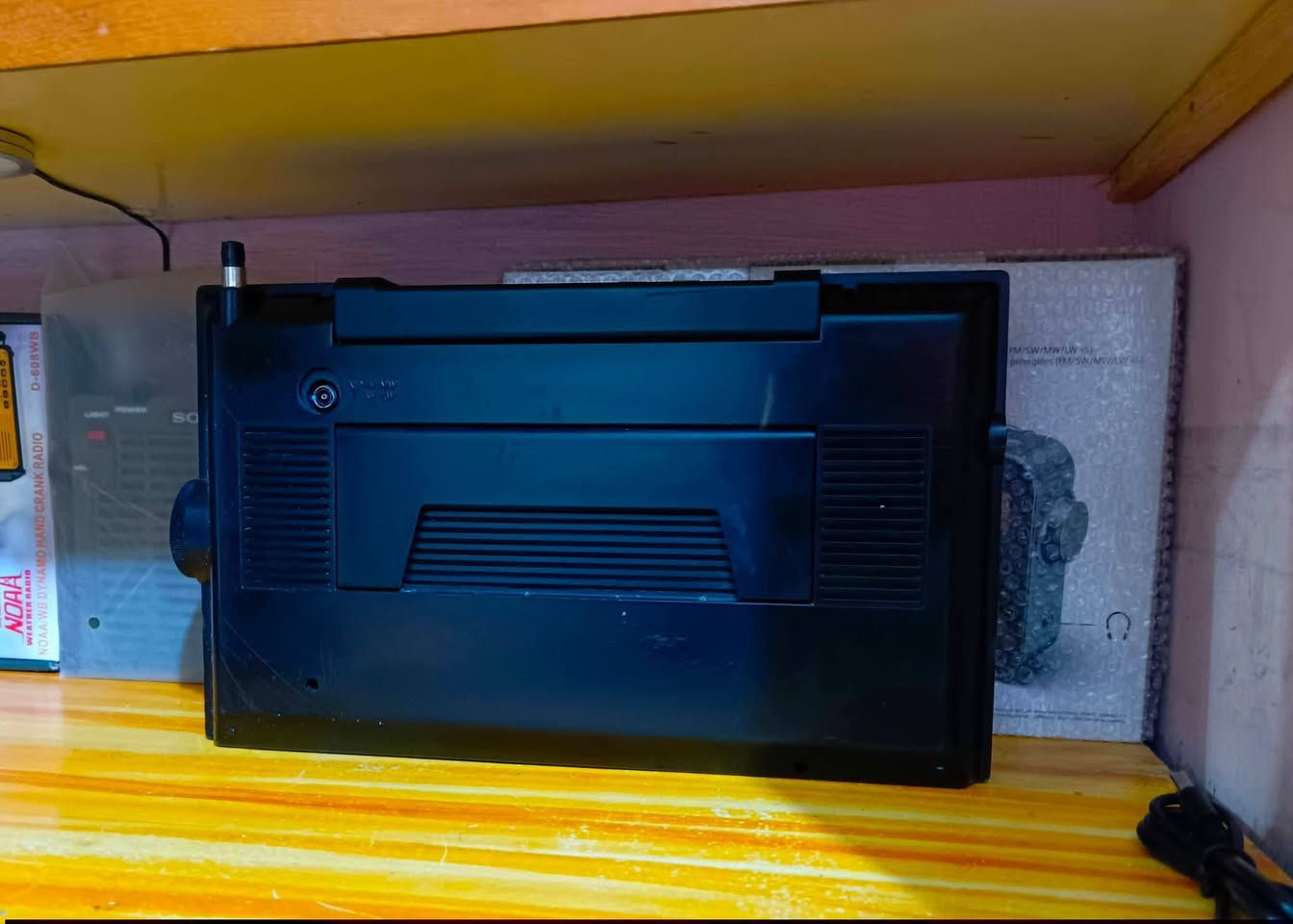 كروندك ستلايت ٣٠٠
راديو GRUNDIG S SATELLIT 300
الصنع. المانيه
سنه الصنع ١٩٨٥
موجات FM-MW_SW1_sw2 LW
UKW/FM: 87,5...108 ميجا هرتز
SW 1: 3,9...10,499 ميجا هرتز
SW 2: 10,5...22 ميجا هرتز
MW: 513...1611 كيلو هرتز
LW: 150...353 كيلو هرتز.
سحب قوي كل موجات ونقاوه
يشتغل باتري حجم وسط عدد ٦
يشتغل كهرباء ٢٢٠ فولت
نظيف جدا شرط الشغل والنظافه والسحب
اي استفسار بعد تعليق يوصلك السعر وبالخدمة 🌹


**إذا كنت صاحب هذا الإعلان وتريد حذفه لأي سبب، رجاءا أرسل رسالة إلى الدعم الفني**