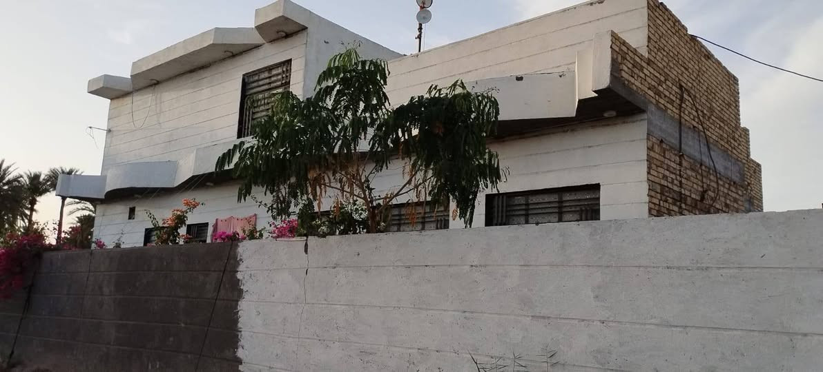 سلام عليكم من رخصت ابو الكروب بيت اللبيع طابو زراعي سند ٢٥ مساحة ٥٥٠م كونكريت يتكون من ٥غرف نوم وصالة واستقبال ومطبخ وصحيات داخلية وخارجية خدمات كاملة كهرباء وماء اسألة العنوان طريق السنية جهة زوار الاتصال على الرقم ***********
