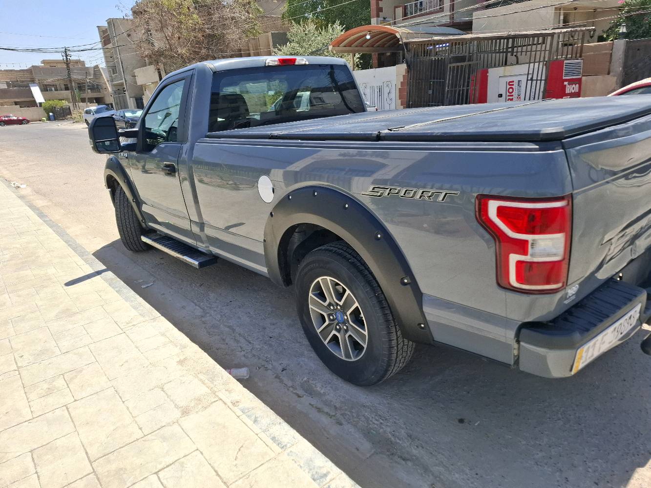 للبيع فورد F150 لون اسمنتي رقم بغداد باسمي ماشية ٢٩ الف  تك باب السيارة جديدة مشيها حالها حال الزيرو حادث كلش بسيط باللايت الايمن ومابيها صبغ بس بارد بخشم الجاملع الايمن مال حادث وبيها بارد خفيف بالبنيد وبالباب مال بدي الخلفي ... رقم الشاصي مرفع بالصور مع سنوية السيارة سعرها ١٥٥ ورقة وبيها مجال... مكانها بغداد حي الاعلام للاستفسار 009647733733771 ابو حسن والرقم بيه واتساب