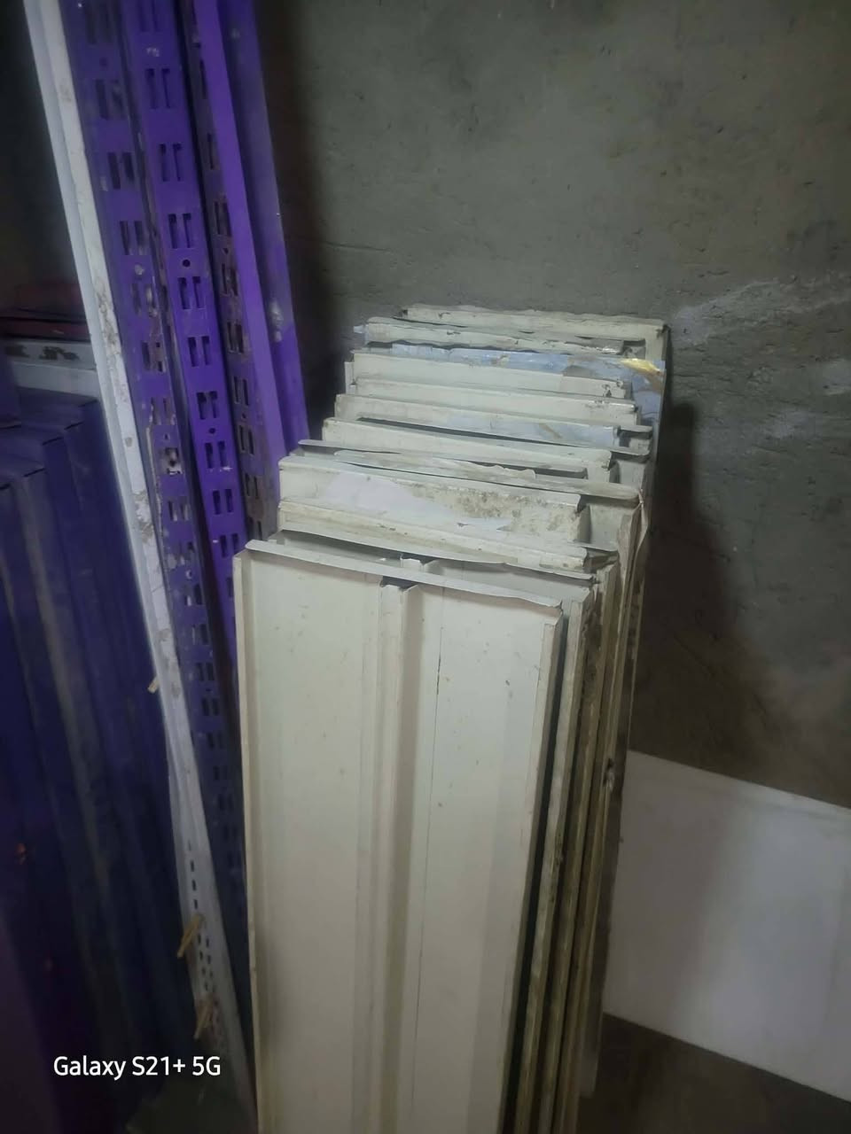 سلام عليكم رفوف للبيع العدد ٢٢ والعدد الثاني ٢٥  ورفوف دكسنات العدد ٦ قطع طول مترين ونص وعرض متر مكاني بغداد الإسكان السعر عل خاص او اتصل *********** او ***********
