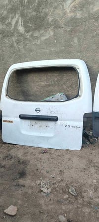 جنطه نيسان يورفان ناصيه للبيع نصيفه بيه صبغ شوي جهه اليسره   مكاني بغد...