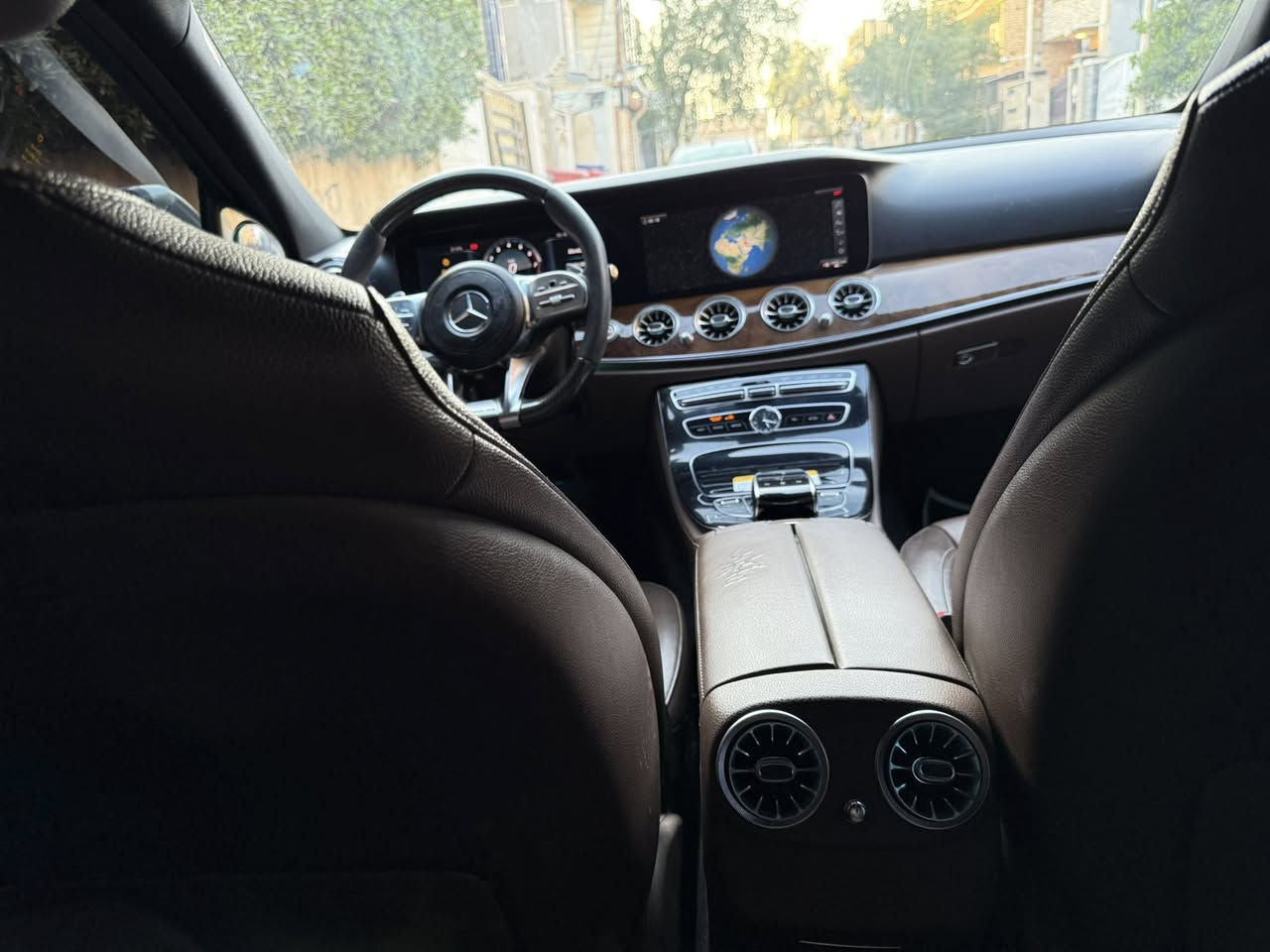 سلام عليكم للبيع فقط E300 موديل 2018 كت amg دركه amg داخل جوزي فول موصفات وهوايه ميخلصن السياره حادثهه بنيد وبابين يمنه يعني صبغ بنيد وصبغت الصفحه اليمنه كلهه للمطابقه سياره حلوه ومناقصهه شي بيهه موافقه تضليل 80 بالميه السعر 22500 بيهه مجال بسيط مكانهه بغداد الدوره ***********
