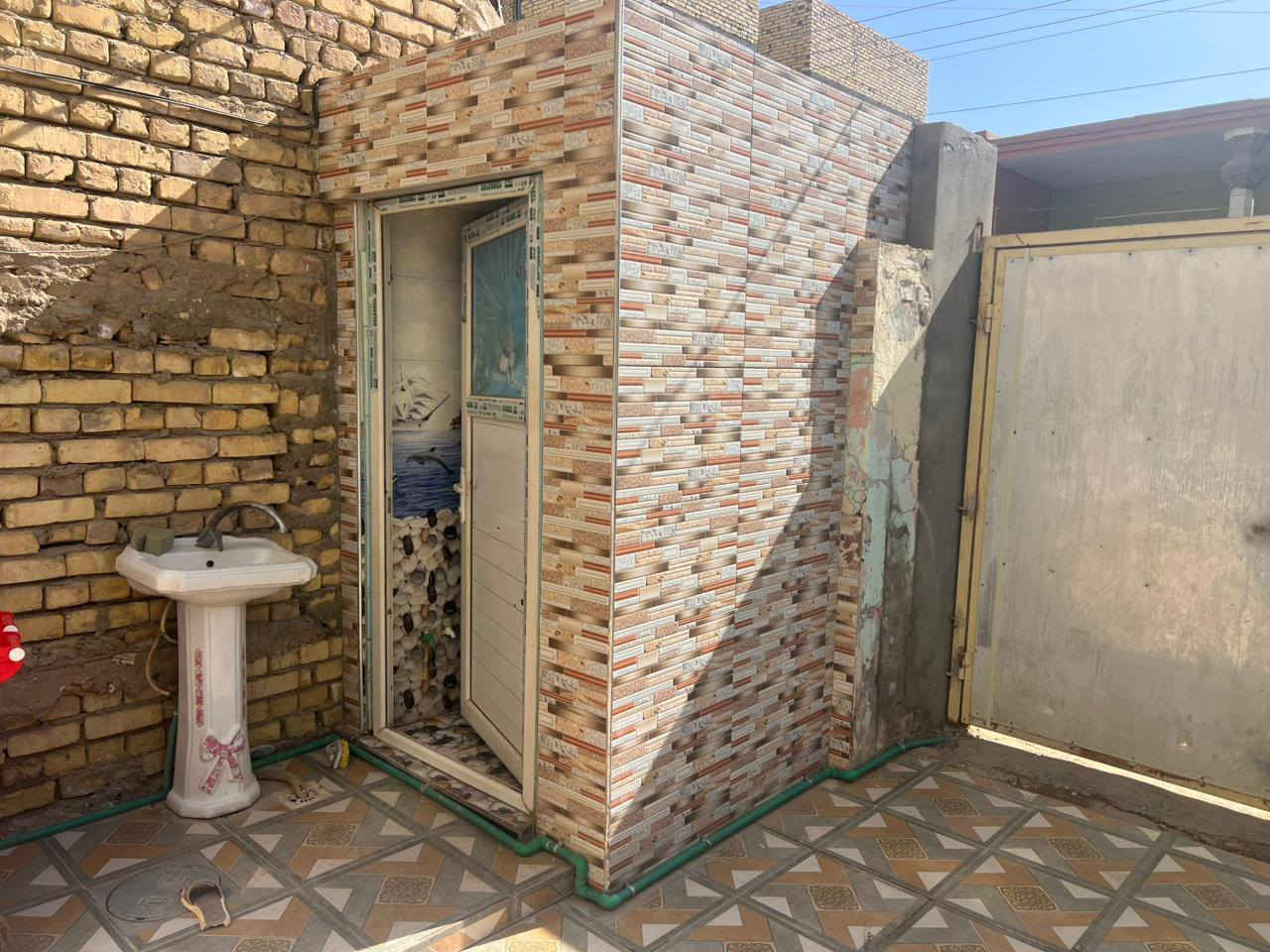 للبيع الموقع نهايه شارع ملجه العلويه اول فرع على ايدك اليسره قرب جامع أهل البيت ع مطلوب مبادره 45مليون التسديد كل شهر200 يحتوي الطابق الارضي على 2غرف واستقبال وصاله وصحيات خارجيه وداخليه ومنور ومطبخ حرفtوساحه وحديقه والطابق الثاني يحتوي على 2غرف نوم وصاله على كبر البيت ودرج وبيتونه وسطح كامل البيت بنهاء2015ومرمم بال2025 للاستفسار الاتصال***********
