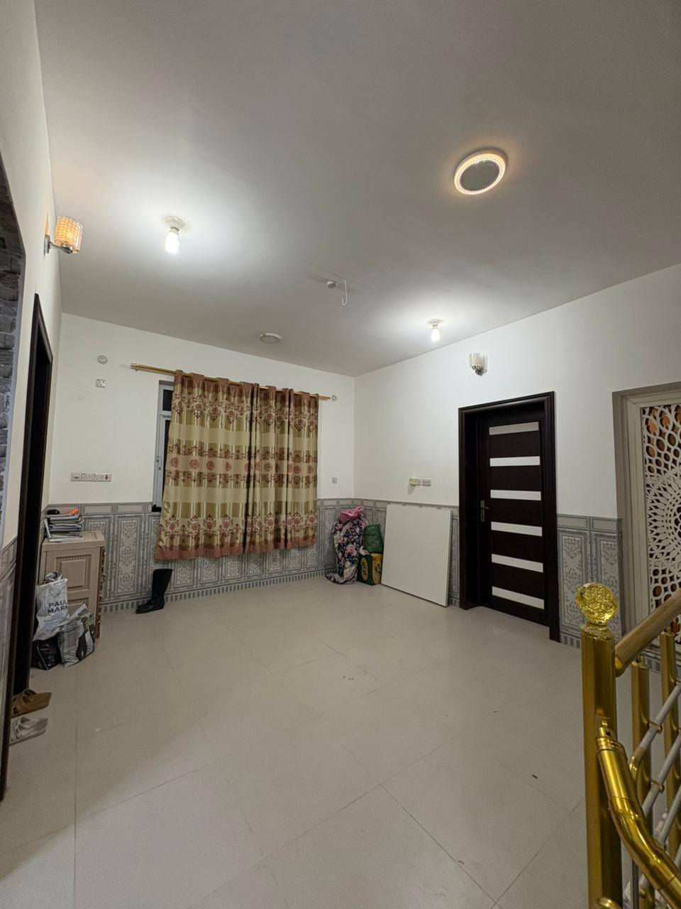 🏠 بيت "طابو صرف" للبيع - تصميم عصري وبناء حديث
​الموقع: السماوة - حي المعلمين الثانية.
المساحة: 200 متر مربع.
سنة البناء: 2019 (بناء نظيف وجاهز للسكن).
​تفاصيل البيت:
​يتميز البيت بتوزيع ذكي للمساحات وخصوصية عالية لكل طابق:
​الطابق الأول:
​استقبال واسع + صالة عائلية.
​مطبخ نظام (حار / بارد).
​غرفتين نوم مريحة.
​مجمع صحي عدد (2) + نظام تهوية مزدوج (عدد 2).
​الطابق الثاني:
​صالة جلوس.
​3 غرف نوم: (ميزة إضافية: كل غرفة تحتوي على بلكون خاص ومجمع صحي مستقل).
​سطح صغير للخدمات.
​الطابق الثالث:
​بيتونة صغيرة + سطح كبير واسع.
​💰 السعر والمعاينة:
​لمعرفة السعر وتفاصيل البيع، يرجى كتابة (يا الله) في التعليقات أو التواصل مباشرة.
​للاستفسار والاتصال:
📞 *********** السماوا, المثنى
