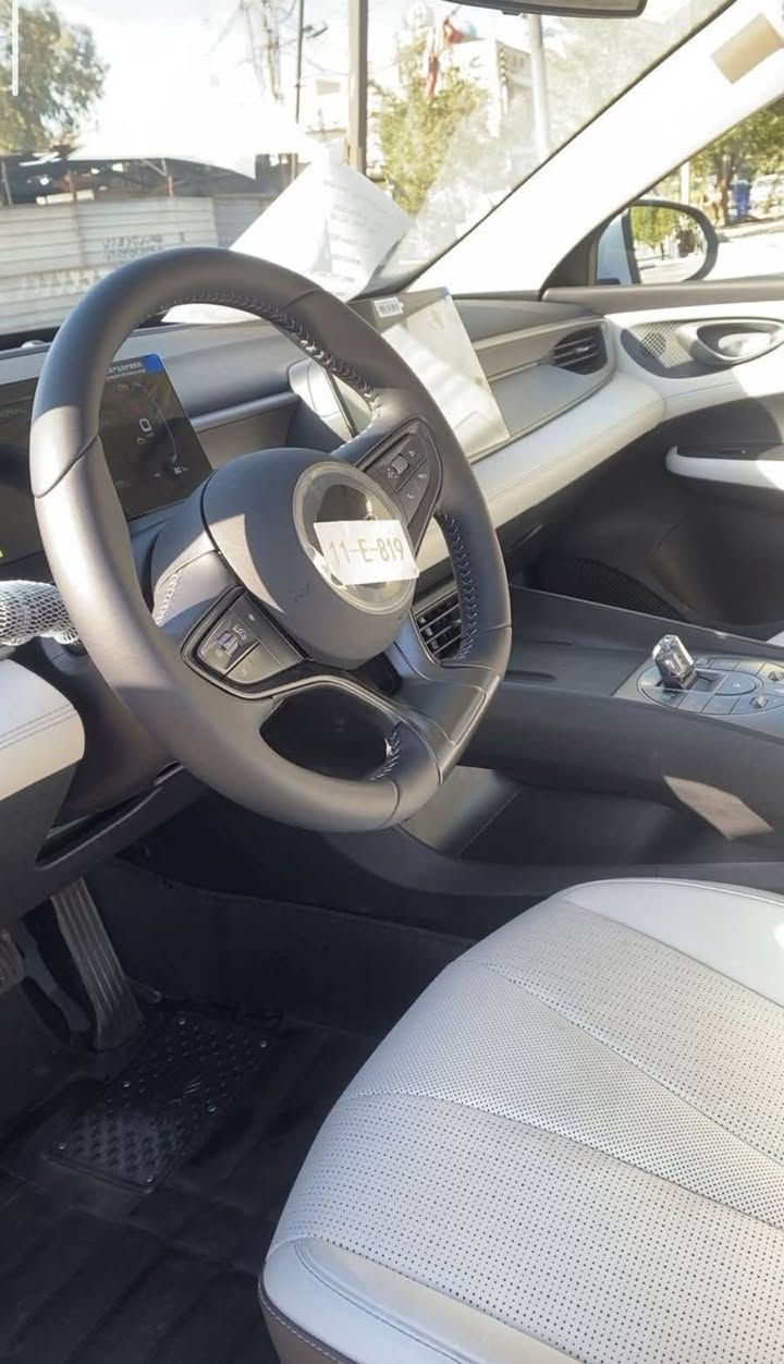 سيل 5 الأصدار الحديث  (Seal 5) – 🔥
السعر: 15.900.000 عراقي وتدللون علينه 

🌟 أبرز المواصفات والإضافات الحصرية:
• مدى كهربائي فائق: السيارة تمشي ما يصل إلى 120 كيلو متر على الكهرباء فقط!
• شحن مرن: مزودة بـ منفذين شحن (سريع وبطيء).
• خزان وقود ضخم: سعة 65 لتر لرحلات طويلة بدون توقف.
• تحكم عصري: مزودة بـ گير تعليك.

.موديل 2025

🔋 المحرك والتقنيات الأساسية:
• محرك 1500cc اقتصادي (Hybrid + Electric + Petrol)
• تبريد أمامي وخلفي (قطعتين)
• بصمة + كارت دخول ذكي
• شاشة وسطية
• كاميرا خلفية
• حساس خلفي

💡 الإضاءة والتصميم:
• لايت زنون
• بك لايت LED
• ويل أسود
• داخل جلد لون أبيض
• تحكم مقود من الجانبين

📍 العنوان: بغداد 
***********
