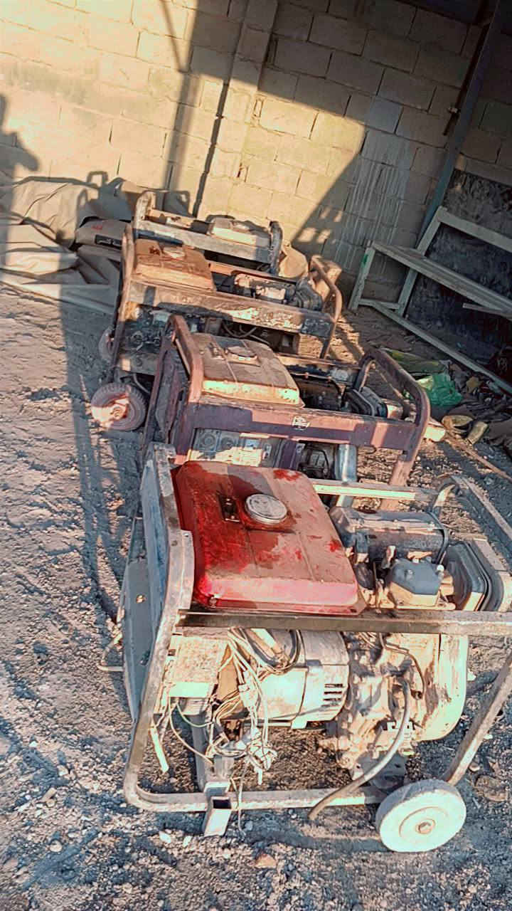 4 مولدات كامه كاز مو بانزين بيهن عطلات بس بلمكركات الكهرباء كلشي مبيهن بس كرت  يرادلهن رمادي زنكوره ***********
