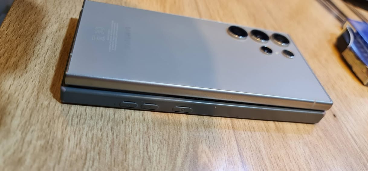 السلام عليكم . أس 24 ألترا كفاله عامه أستخدام قليل نضافه %100 الذاكره 256  العشوائيه 12 . دبل سيم .  بطاريه 5000آلاف .شرق اوسط داعم 45 واط . السعر مليون و 300 قفعل *********** مكان البصره
