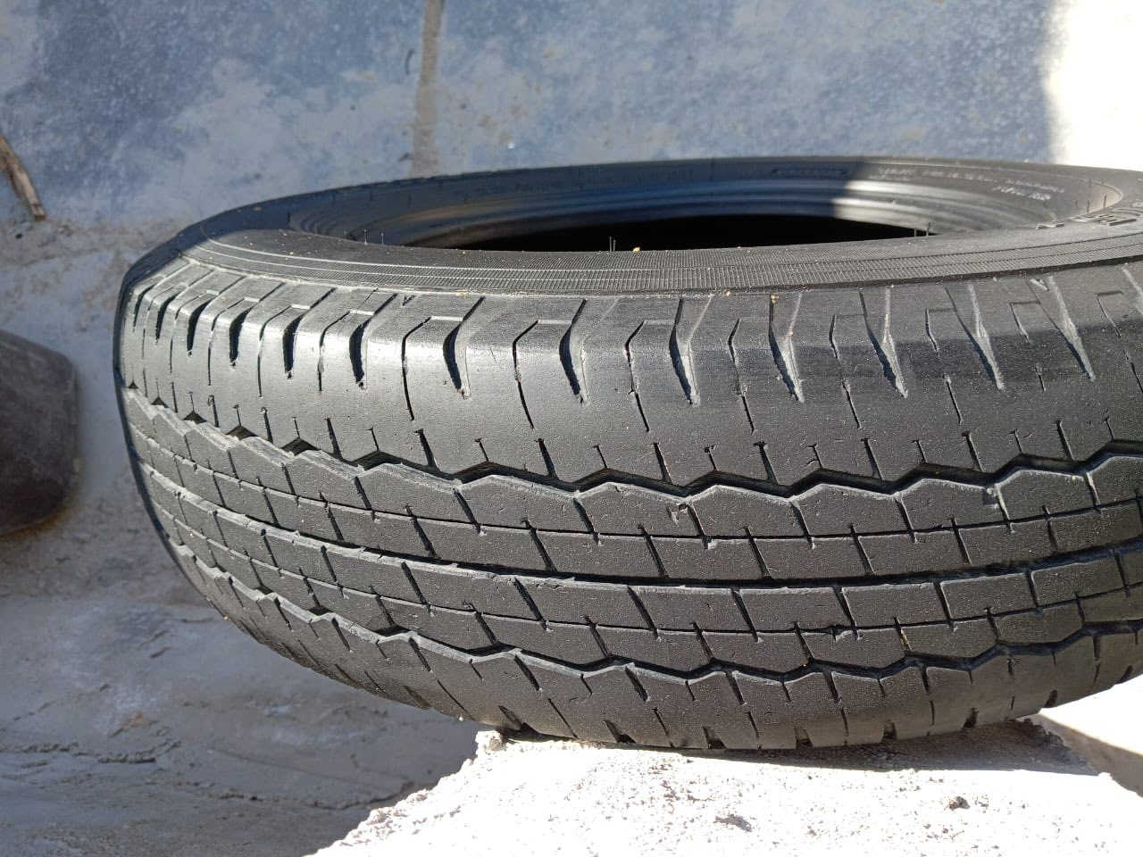 سلام عليكم تخم تاير دلوب للبيع نضافه 80 بالميه بس واحد بيه ركعه نتاج نهايه ال 24 سعر 220وبيهن  مجال قليل رقم تلفوني ***********
