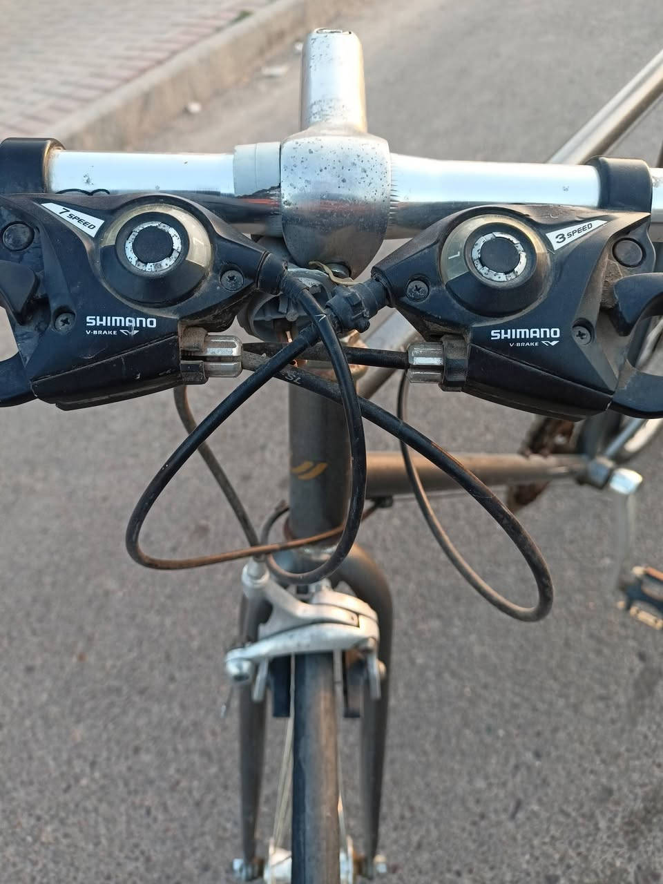 السلام عليكم
YNK.المنشأ: كوريا الجنوبية.
 شركة Shimano اليابانية الشهيرة (بأنظمة 3 سرعات في الأمام و7 في الخلف)
حجم 28 
وياله المنيوم مختمه
حجم الفريم 53 
خفيفه الوزن جدا بالمشي 
السعر 140وبيه مجال 
مكاني بغداد قرب جامع النداء


**إذا كنت صاحب هذا الإعلان وتريد حذفه لأي سبب، رجاءا أرسل رسالة إلى الدعم الفني**