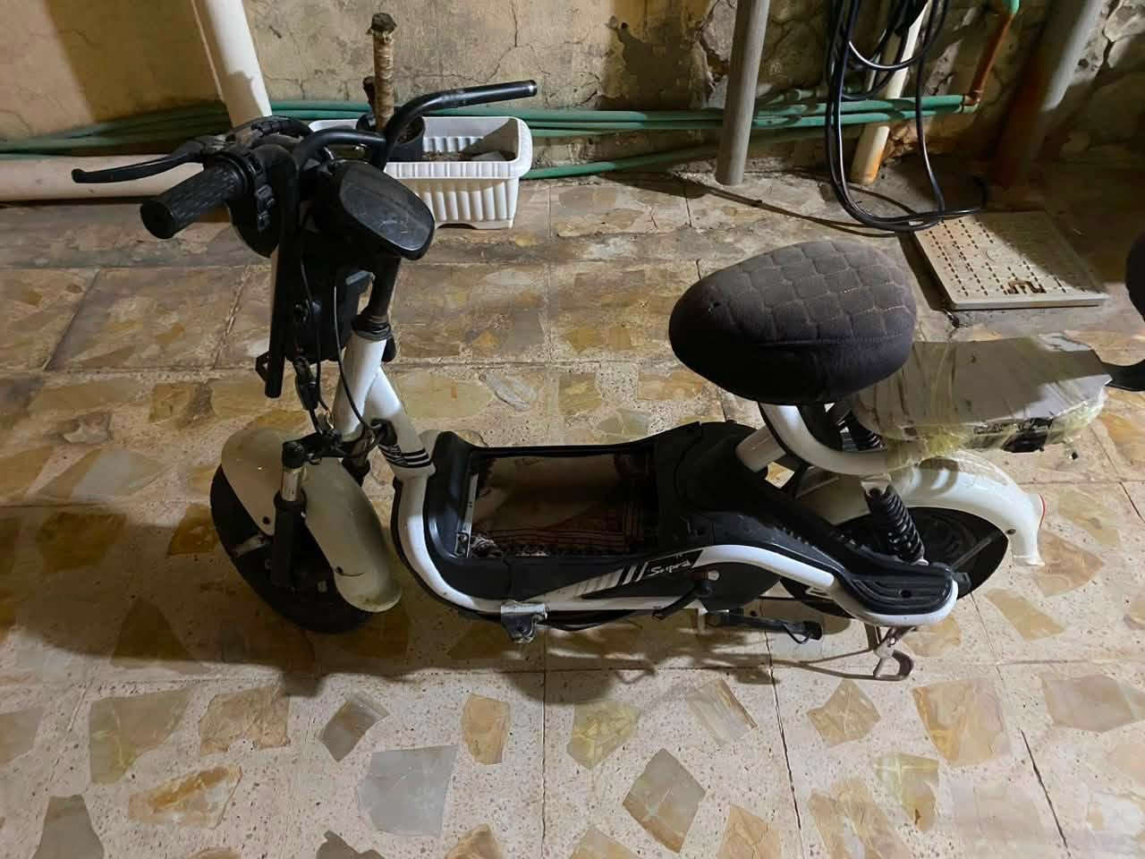 دراجه شحن بطاريات اصليات جدد كلش ناقصها سكليتر وجوزه السعر ب150 المكان البصره للاستفسار الرقم ***********
