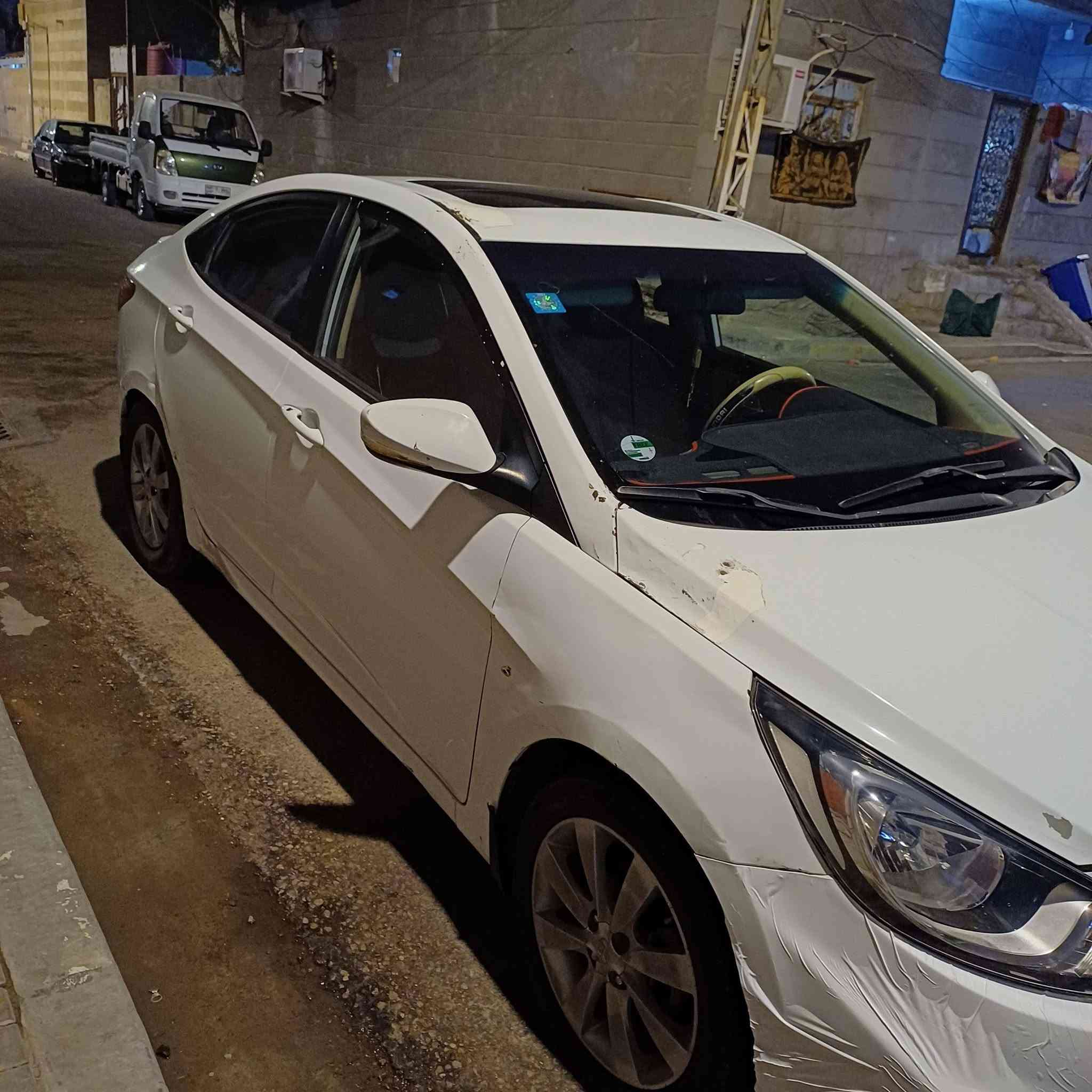 السلام عليكم 
اكسنت مديل 2013خليجي فول سيارة بسمي تحويل ثاني يوم  
بيها باب الخلفي مبدل تفصيخ لون بلادي و الجاملغ الامامي بارد و شوية تلحيظات
مكان السيارة البصرة القبلة 
سعر ٨٠
تواصل ***********
