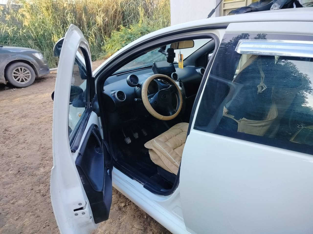 السلام عليكم بي واي دي f0 للبيع 2013 بصمه غرامات مصفرة سنويه بعدهي ما منتهية مكفولة من الضربة فقط اكو طخات بسيطة كهربائيات شغالة رقم دولي بغداد السيارة بسم اخوي مكان كوت  شاشة وكامرة وسماعت جديد صدر جديد تايرات تخم جديد تبريد كمبريسر واكف تدفئة شغالة السعر 35 بيهة مجال رقم ***********
