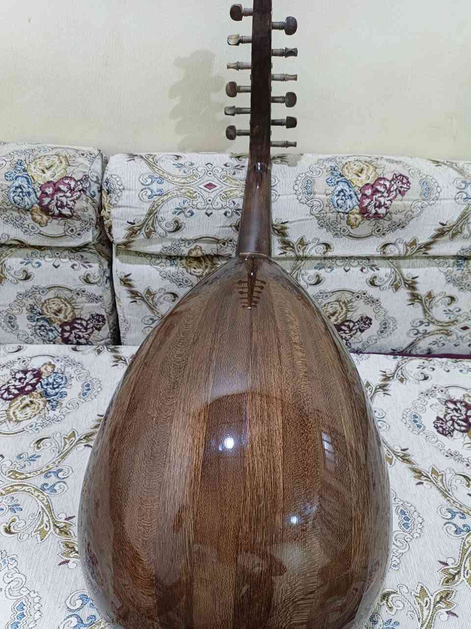 عود (زرياب سوري) جديد ممستخدم هواي، صناعة جيدة.
وي العود جنطة جلد وريشات ثنين. 
السعر 215 وبي مجال.


**إذا كنت صاحب هذا الإعلان وتريد حذفه لأي سبب، رجاءا أرسل رسالة إلى الدعم الفني**
