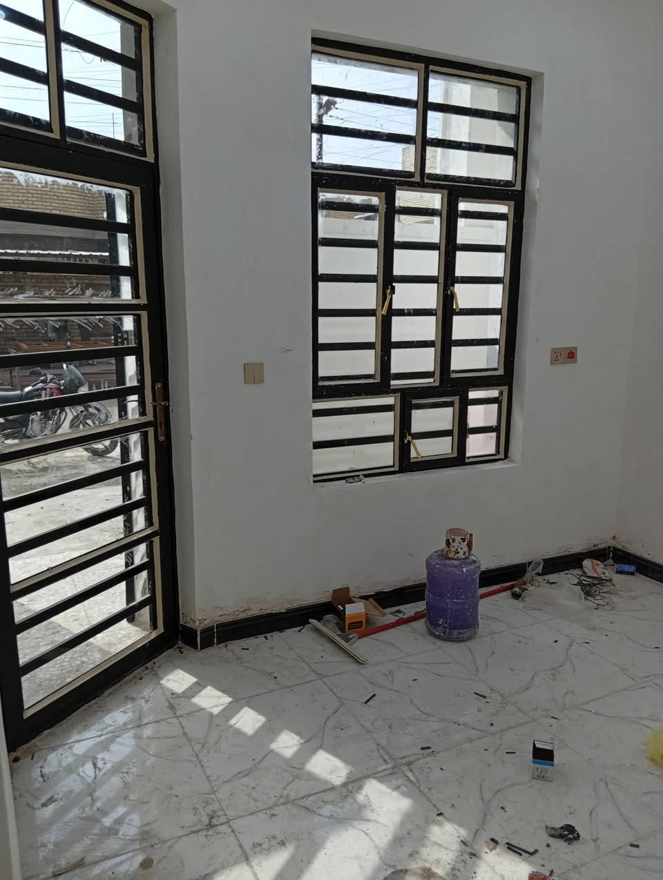 مشتمل 50 متر للبيع الشعب حي المهندسين زراعي عقد 117 شارع 15 الوسط المربع الاول طابقين او نص هسه طلعت العماله بناء جديد مدخلين استقبال او مطبخ او خدمات الطابق الاول والثاني غرفتين نوم او خدمات والبيتون غرفة كامله السعر 85 مليون اتصال او واتساب ***********
