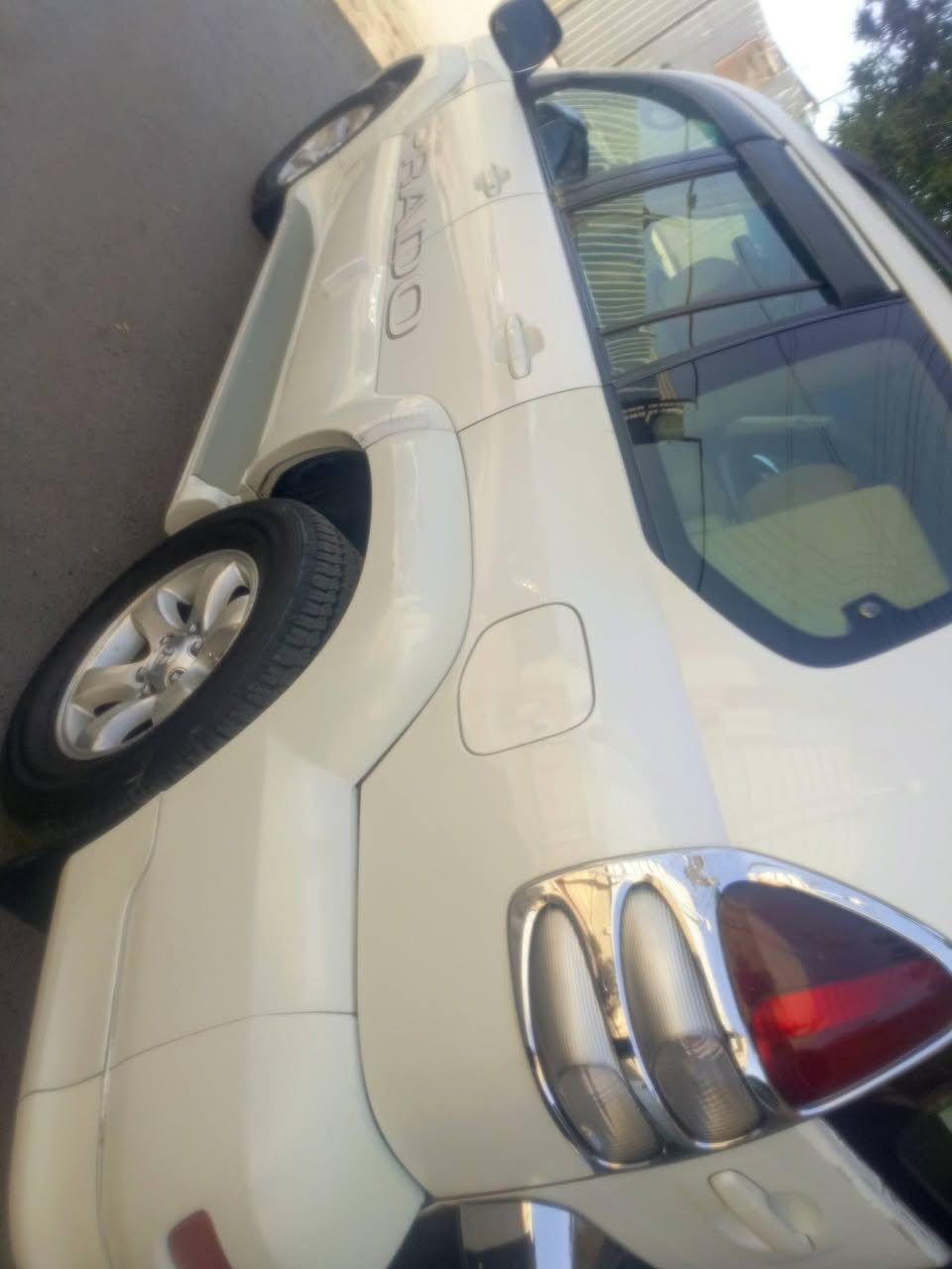 السلام عليكم
برادو موديل2008 كويتي اصلي 
 6اسلندر
كفاله عامه لاصبغ ولا بارد 
فول مواصفات فتحه سلايت رووف 
السياره جديده وجاهزه من كير ومحرك وحداديه وتبريد جاهزه 
رقم واسط تحويل بغداد 
السعر145وبيه مجال 
مكان السياره بغداد
رقم الهاتف ***********
