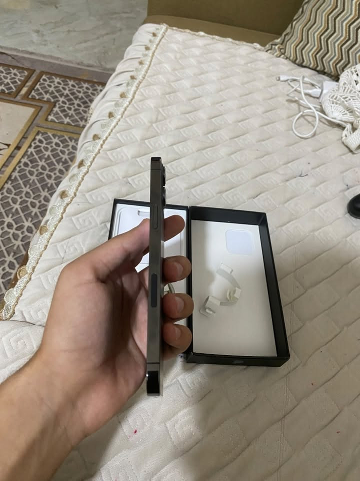 السلام عليكم 
iPhone 12 pro max 
ذاكرة 256gb 
نسخة ال5G
بطارية 🔋 79‎%‎ 
الجهاز نظيف كلشي ممبدل على وضع الشركة وكلشي شغال
السعر 490 الف دينار وبي مجال بسيط 
مكاني الحلة 
للتواصل ***********
