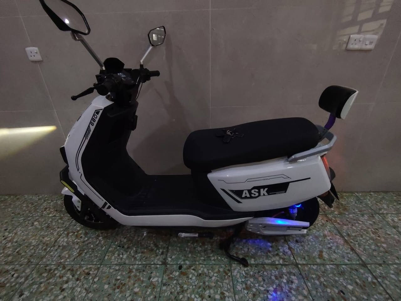 سلام عليكم دراجه سكنس موديل 2025 .
6 بطاريات كبار جدد .شاحنه اصليه .
تشغل بصمة +كرت 2 ..نشرات متغير الألوان 
نظام رجوع لخلف .
نظام 3 سرع .
سرعه 99.
نظام بريك دهن .
السعر 700.
مكاني ابو غريب يم السوك او الكراج .
***********
*********** متوفر واتساب
