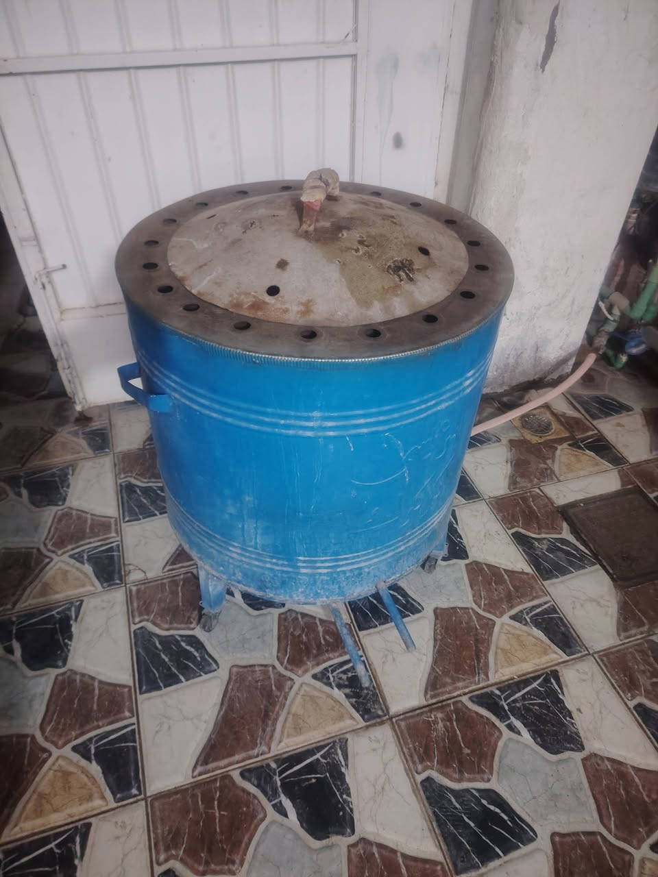 ئەم ئەشیانە بۆفرۆشتن  بەنرخی هەرزان 
سۆپای تەلەفزیۆنی یابانی ئەسڵی   شارپ زۆر پاکە نرخی 45هەزار و مەعمەلە 
بەراد ئاو زۆر پاکە بەشەرت ساردو گەرم و سەلاجە نرخی 35هەزار و مەعمەلە 
تەنور نان کردن زۆر پاکە نرخی 35هەزار و مەعمەلە 
سۆپای بالەی یابانی ئەسڵی زۆر پاکە نرخی 40هەزار و مەعمەلە 
شوێن{ سـمود } /***********
