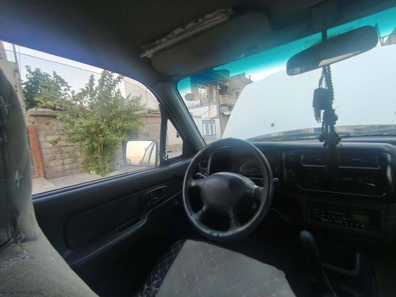 مۆدێل 2004
تەبرید سارد و گەرم 
بێ دەعم و بۆیاخ 
وردە ساردی هەیە 
سەیارەی ماڵ بوە 
مەکینەو هەموو شتی بە شەرت 
ئاڕمی پلاستیک هەولێر 
بێ دوکەڵ
گۆڕینەوەش ئەکەین بە شاهینە یان مەلیکە لە ئاستی خۆی 
***********
