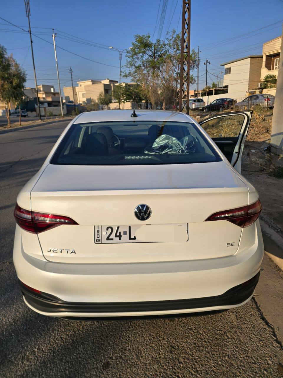 للبيع جيتا se موديل ٢٠٢٤ لون ابيض وارد أمريكي ماشية ٥٢ الف قابل للزيادة 
موصفات 
١ _سقف بنوراما كهربائي 
٢ - مقاعد جلد هيتر 
٣ - مقعد السائق كهربائي 
٤ - تحكمات سترين 
٥ - مكيف مناخين 
٦ - شاشة كبيرة 
٧ - محرك 1500 تيربو 
٨ - ويل كب حجم 16 
٩ - لايت زينون اصلي 
١٠ - مرايا أوتو دم
وباقي الموصفات معروفه لل se 
#الضرر  
موضح بالصورة اربك سترين مرجع سستم 
السيارة بدون اي تعديل أو صبغ او بارد شرط السونار  
السيارة رقم دهوك جديد 
للإستفسار 
***********
موصل / الجانب الايسر 
#ملاحظة 
السيارة للبيع او المراوس بسورنتو حديث  وحسب الاتفاق
