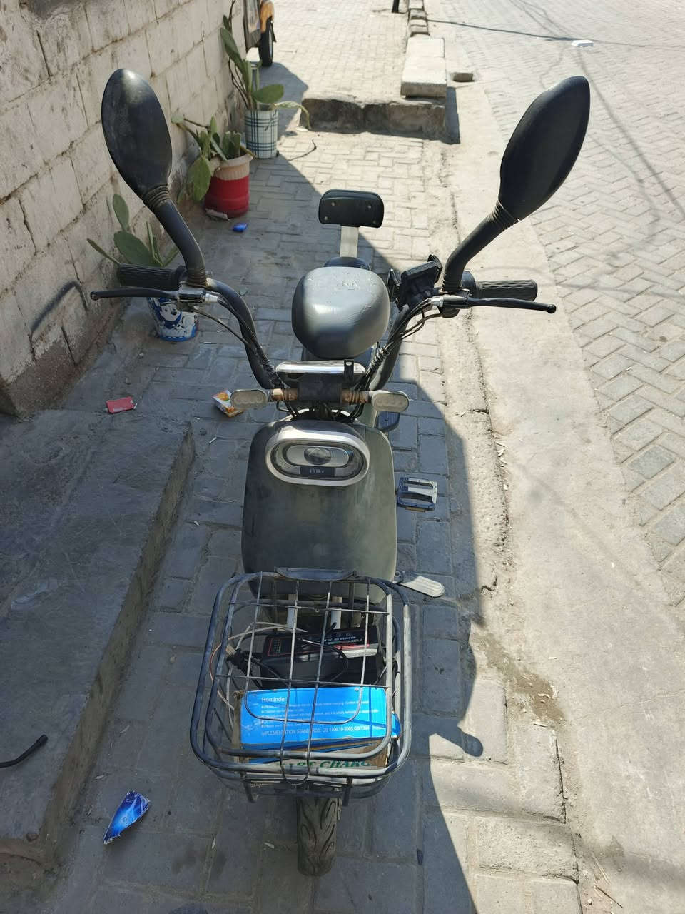 السلام عليكم درجة جديد خذتة 600 لاخوي وتركهة هسة كامت ما تاخذ شحن لبيع مكاني بغداد  مدينة صدر هاتف ***********
