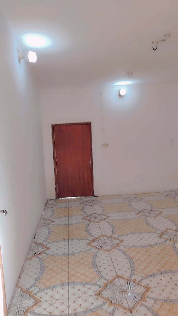 السلام عليكم بيت البيع حواس شارع معرض حجي ناطق مساحت البيت 230متر وسعره مناسب تصال عله هاذه الرقم ***********
