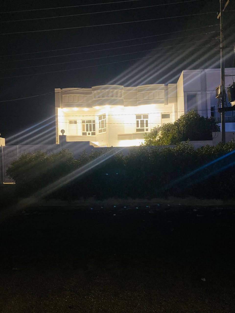 دار للبيع الفلوجه حي الأمين قرب جامع السلام شارع 20  المساحه 250 متر سند واقع حال 375 متر 5 غرف نوم بيت جاهز السعر 285 مليون  للتواصل  ***********  / *********** / ***********/ غير متواجد على الفيس
