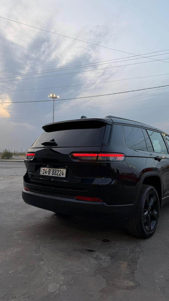 للبيع: جيب جراند شيروكي 2023 (7 راكب) - Black Edition

المواصفات الأساسية والفنية:

• الموديل: 2023 (الجيل الجديد WL).

• المحرك: 6 سلندر 3.6L Pentastar (CC 3.600).

• المسافة المقطوعة: 46 ألف كم (قابل للزيادة).

• اللون والمظهر: أسود ملكي (Black Top) - رينجات
سوداء حجم 20 إنش مع شبك أسود أصلية.

• نظام الدفع: 4x4 دفع رباعي مع أنظمة قيادة متعددة.

المواصفات التقنية والداخلية:

• الشاشات: شاشة لمس كبيرة تدعم Wireless Apple CarPlay & Android Auto + لوحة عدادات رقمية (Full Digital).

• التشغيل: نظام تشغيل عن بعد (Remote Start) + دخول ذكي بدون مفتاح (Keyless).

• التكييف: تكييف مركزي (قطعتين) مع لوحة تحكم خلفية منفصلة.

• التحكم: ناقل حركة دوار (قرص) + تحكم كامل من المقود (ستيرنج).

• المنافذ: مخارج شحن Type-C و USB أمامية وخلفية + مخرج كهرباء (AC 115V).

• المساحة: سيارة عائلية 7 راكب مع مرونة عالية في طي المقاعد.

أنظمة الأمان والراحة:

• الأمان: رادار أمامي، نظام الحفاظ على المسار (Lane Management)، وكاميرا خلفية عالية الدقة.

• الإضاءة: نظام LED بالكامل (أمامي وخلفي) مع إضاءة نهارية مميزة.

• المرايا: مرايا جانبية كهربائية مع خاصية التدفئة وتعتيم تلقائي.

• المساعدة: نظام المساعدة على منحدرات ونظام فرامل الطوارئ.

حالة السيارة والأوراق:

• التقرير: وارد حادث (سرقة فقط) - مفتوحة القطع ومرجعيها نفس قطع السيارة وكالة (نفس اللون) وبشرط الفحص.

• الرقم: رقم بصرة مميز (بإسمي الشخصي).

• الأوراق: سنوية جديدة وكاملة من كل شيء، والسيارة جاهزة للتحويل (تجي وتدلل).
• ⁠*********** البصرة, العراق
