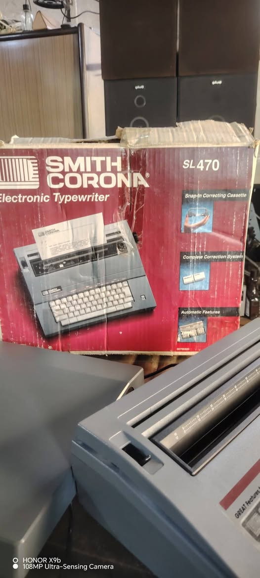 للبيع آلة كاتبة كهربائية أصلية Smith Corona SL 470 
آلة كاتبة كهربائية كلاسيكية من ماركة Smith Corona موديل SL 470، بحالة خارجية ممتازة ونظيفة جدًا. غير مستخدمة نهائيا ❌
مناسبة لهواة اقتناء التحف والأنتيكات، وللاستخدام في الديكور التراثي أو المكاتب الكلاسيكية،
المواصفات:
الماركة: Smith Corona
الموديل: SL 470
صناعة: سنغافورة
لون رمادي أنيق
تصميم كلاسيكي مميز


**إذا كنت صاحب هذا الإعلان وتريد حذفه لأي سبب، رجاءا أرسل رسالة إلى الدعم الفني**