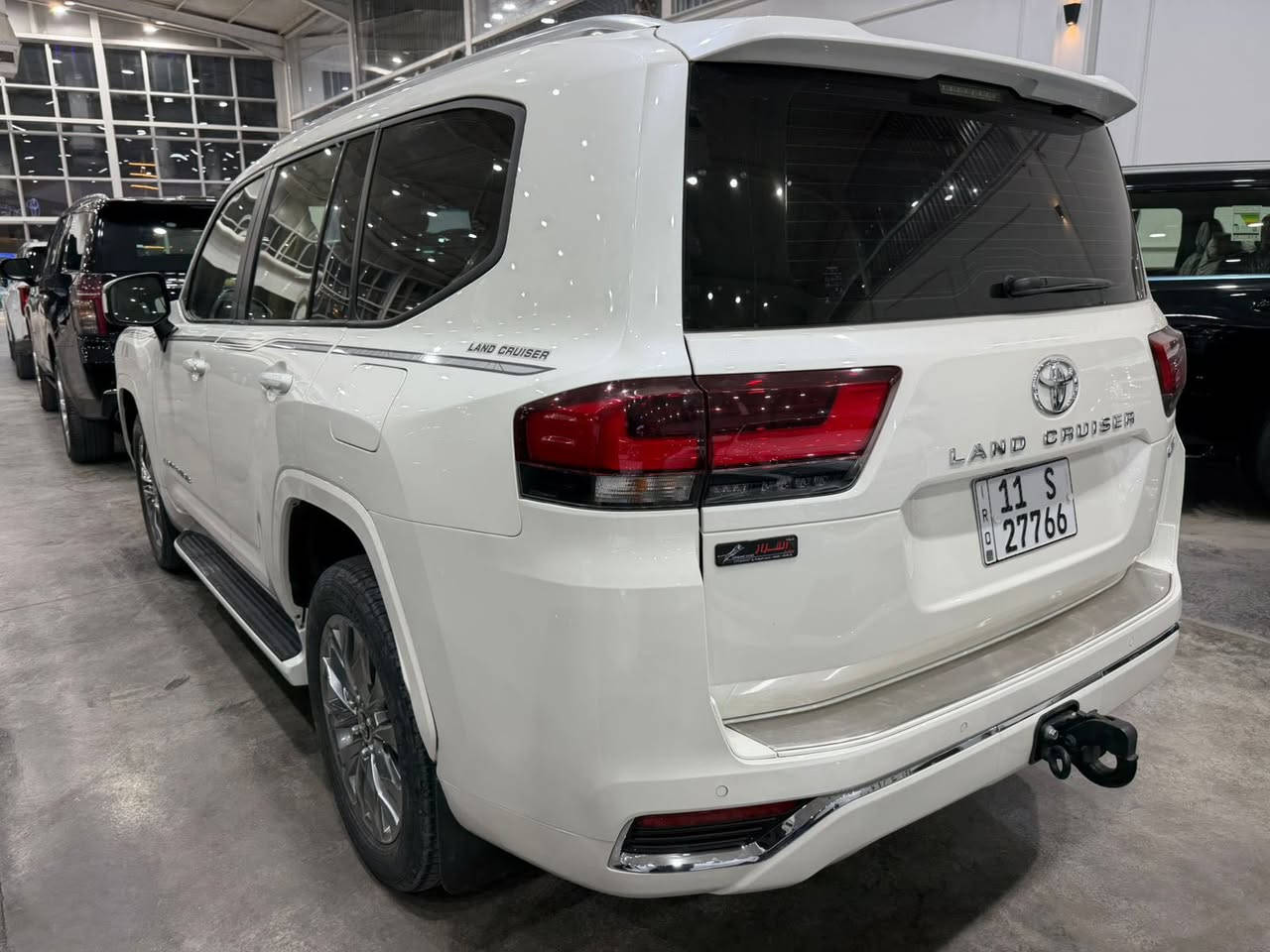 لاندكروز 2023 ساز فول 
السياره جديده جدا 
رقم بغداد الجديد 11 
بعدهه بضمان الشركة 
ماشيه 10 الف فقط 
مكفوله كفاله عامه ( بيهه رصعه صغيره باب الراكب فقط ) 
السعر 66 الف . 
للاستفسار ع هذا الرقم 
***********
مكانهه بغداد
