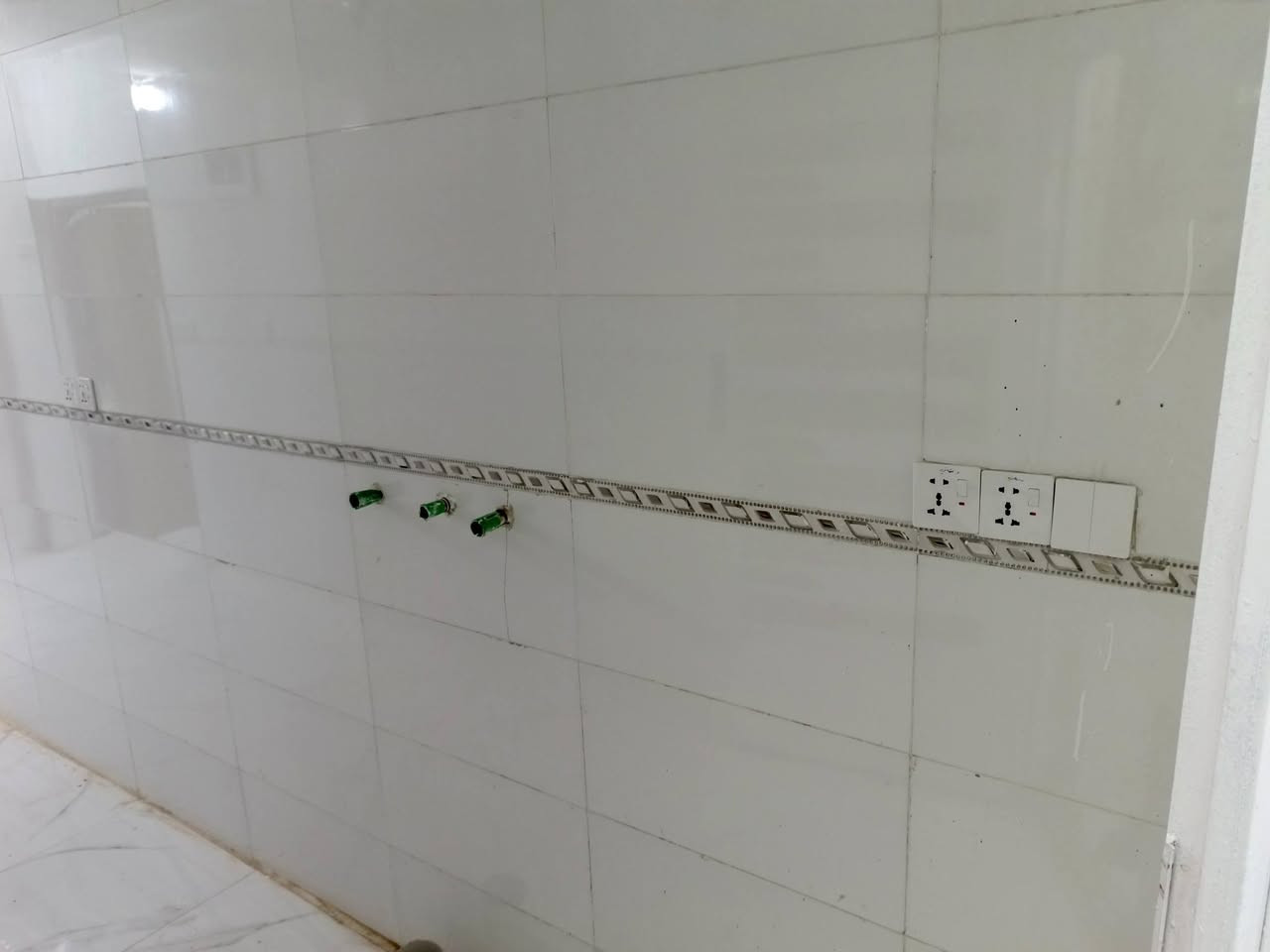 السلام عليكم للايجار مشتمل 75متر جديد يحتوي على غرف نوم واستقبال ومطبخ معزول وكراج وخدمات وسطح 
الشعب نهايه شارع الصحه على شارع عشرين السعر 350 
*********** مكتب الصادق
