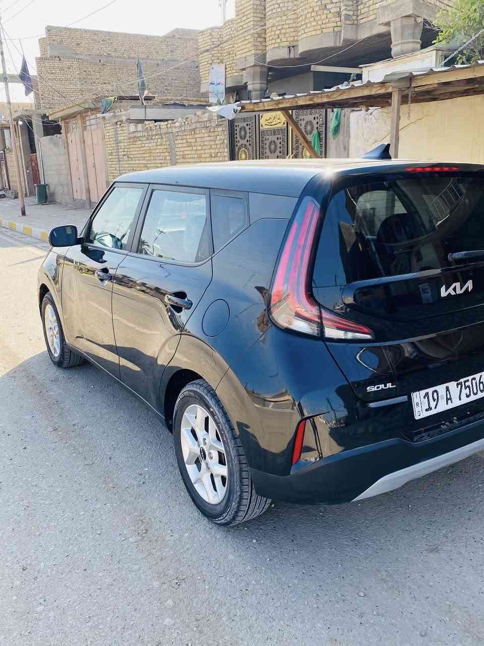 السلام عليكم
كيا صول 2023 رقم كربلاء 
فول مواصفات عدا الفتحة شاشة كبيرة
كرسي السائق كهرباء بصمة تشغيل بصمة ابواب رادار كاميرا دوارة 
حادثها بارد بالجاملغ الامامي عكس السايق وبارد بباب السايق 
بدون ايرباك كلهن سليم صور الحادث موجوده
باسمي السيارة 
تخم تاير جديد 
ماشية46 الف قابل للزيادة 
مكانها كربلاء 
السعر 146 وبي مجال 
الاستفسار ***********
