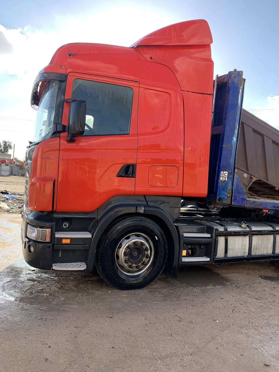 السلام عليكم سكانيا للبيع موديل 2005 راس وعربانه ***********
