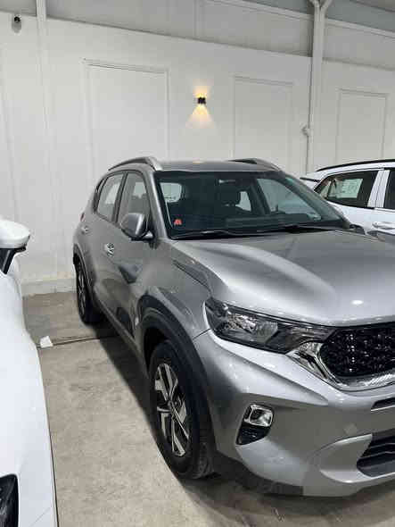 كيا سونيت موديل 2023 وارد خليجي
 بيه جاملغ صبغ والباب كلير بدون دواخل
ماشية 48 الف كيلو 
السياره فول ماعدا البانوراما 
بصمه 
تشغيل عن بعد 
بصمه ابواب
وباقي مواصفاته المعروفه
السياره رقمه بغداد ومكانه بغداد
 السعر 148 وبيه مجال 
رقمي للتواصل ***********
