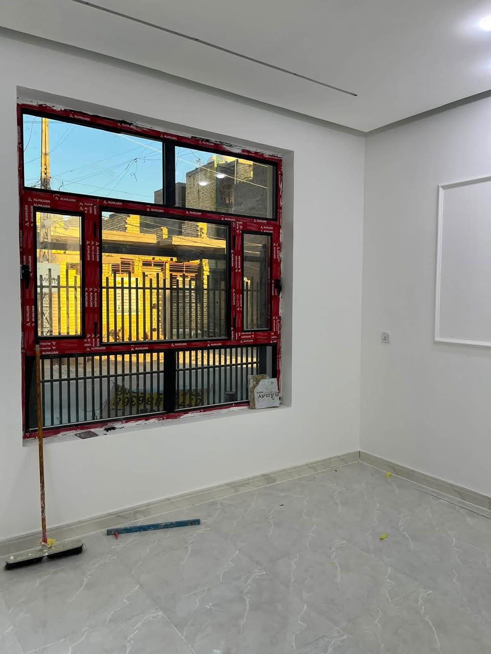 سلام عليكم
بيت 🏠 للبيع 
مساحه ٥٠م
واجه ٥نزال ١٠ على شارع عرض ١٢م تجاري 
البيت طابقين يحتوي على ٢غراف نوم 🛌 
+حمام +مطبخ +استقبال البيت كامل مفتاح بدون اي نقص 
موقع البيت الدوره البوعيثه مجمع العدل الثاني كامل خدمات ماء 💧 كهرباء ⚡️ تبليط 
للستفسار اكثر اتصل ***********
