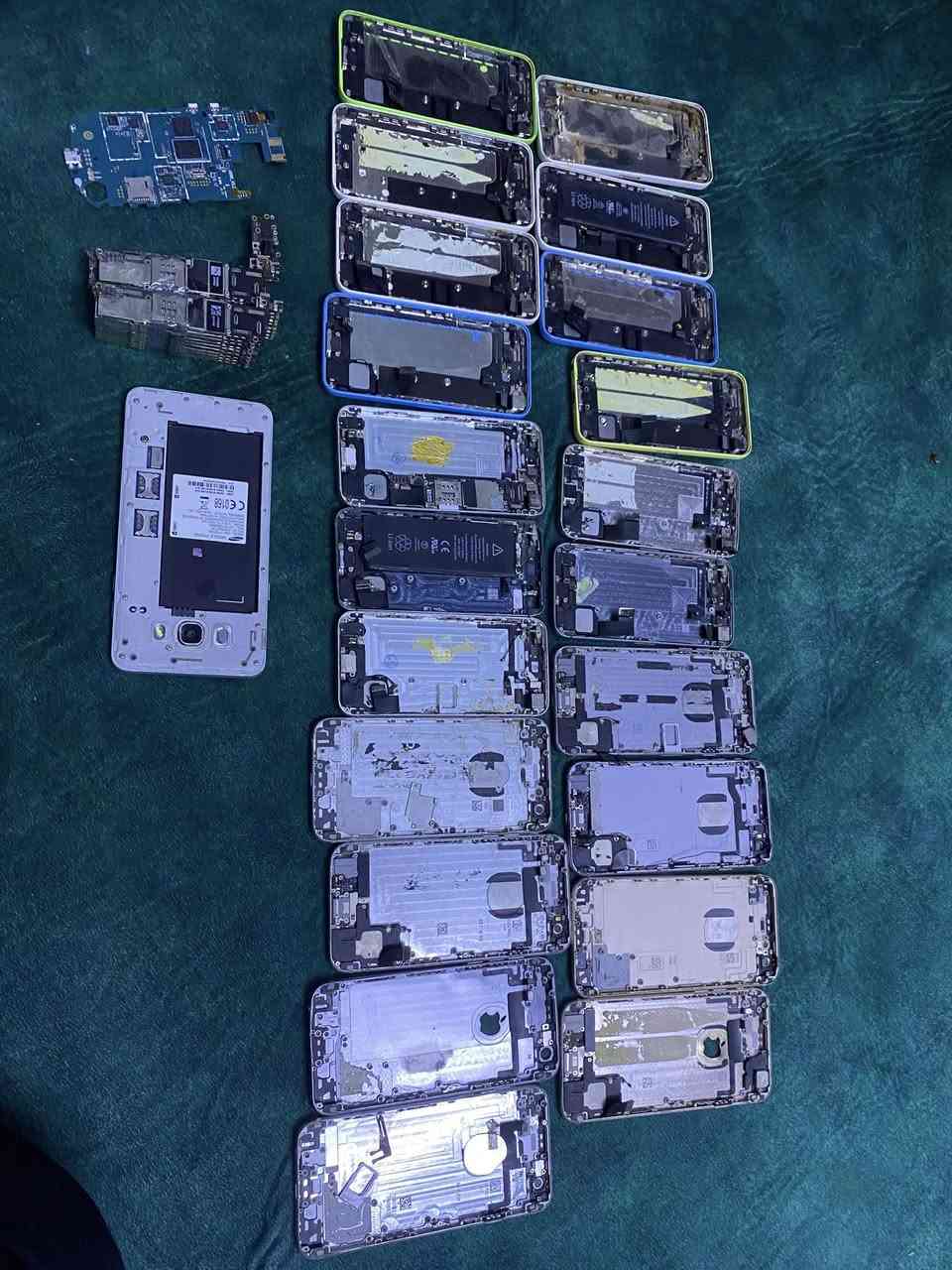 شواصي
شواصي ايفون 5c/5g/5s و 6g/6s  بيهن فلاتات كاميرات قواعد شحن سماعات 22 قطعه 
16 بورد ايفون + بورد كلكسي وكلكسي نقص بطارية
سعرهن كلهن 55 الف ***********
