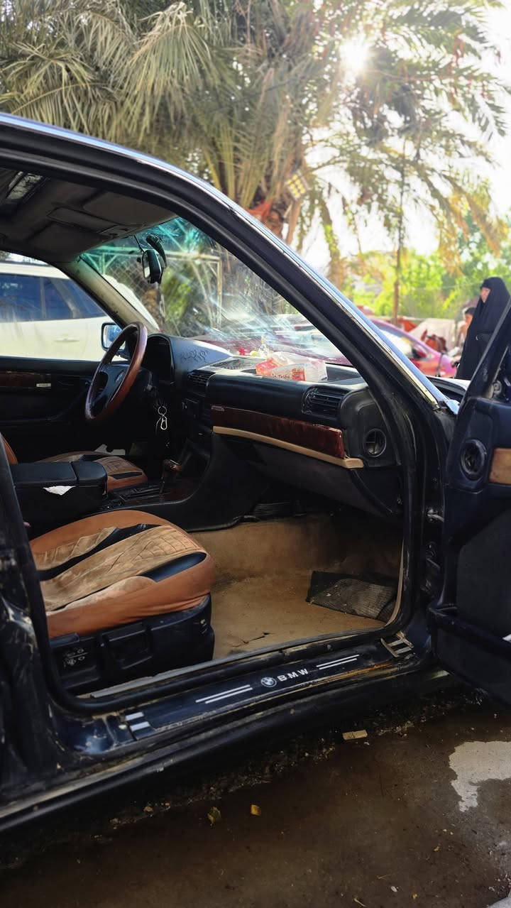 ​🚗 للبيع: بي ام دبليو الفئة السابعة (BMW 700 Mod 92) 🚗
⚙️ المحرك والـكير: بطة 300 (كارتون، بضمان ترايك وين ما تريد).

​⚡ الكهربائيات: تحويرة حلوة ومضبوطة، والفتحة شغالة 100%.

​📑 السنوية والورقيات: السنوية باسمي ومجددة لغاية 2029، وباقي بس استلام الرقم الإنكليزي الجديد.

​🛠️ القطع المستبدلة حديثاً (كولشي جديد): 

​سلف وباتري جديد.

​بلكات ودسكات جديدة.

​بخاخات وفيت بمب جديد.

​دواخل السيارة بحالة الوكالة (جديدة ونظيفة).

​🔧 النواقص: تحتاج فقط حدادية صدر وترتيب البجم. وتبريد 

​📍 التفاصيل التجارية والتواصل:

​📌 الموقع: النجف الأشرف - حي السلام.

​💰 السعر: 22 ورقة 

​📞 رقم الهاتف: [***********]

​ملاحظة: السيارة جاهزة ومكفولة من الأمور الأساسية،
